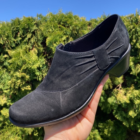 Clarks Ankle Slip On Boot Heeled Black Leather Women’s Size 9 - Picture 10 of 10